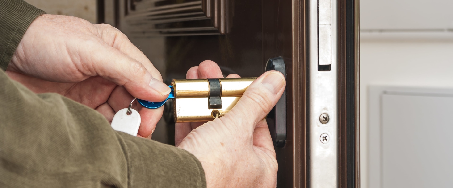 How Do Professional Locksmiths Get Into Homes?